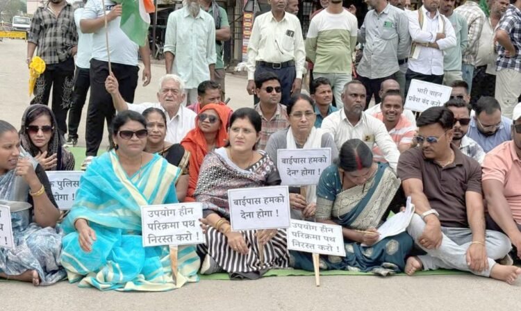 55 करोड़ की परिक्रमा पथ परियोजना के विरोध में कांग्रेस का चक्काजाम, डोंगरगढ़ में थमी यातायात व्यवस्था