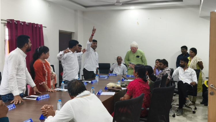 आरंग पालिका की बैठक में बस स्टैंड को लेकर बवाल, भाजपा-कांग्रेस-शिवसेना पार्षद एकजुट