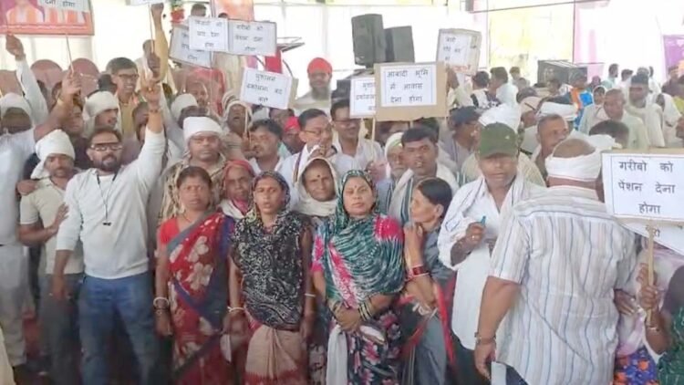 सुशासन तिहार में कांग्रेस का हंगामा, खाली मटकी फोड़कर महिलाओं ने जताया विरोध