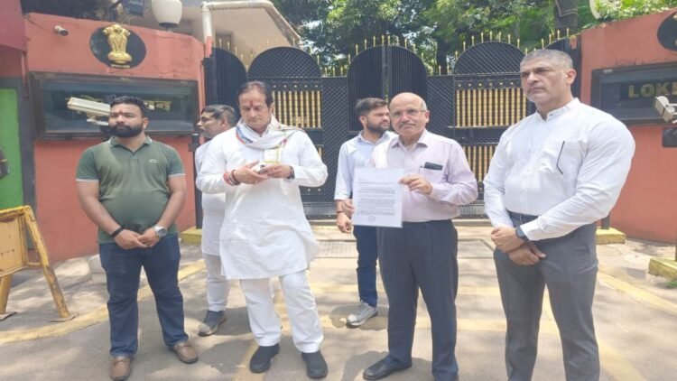 सरकारी अस्पतालों की दवाओं पर उठे सवाल, कांग्रेस ने राज्यपाल को सौंपा ज्ञापन