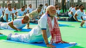 अंतरराष्ट्रीय योग दिवस पर कोलकाता में 30 हजार लोगों संग योग करेंगे पीएम मोदी, रेड रोड पर सियासत तेज