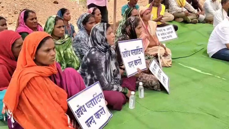 मनगट्टा में रिसॉर्ट, नशाखोरी और कथित अवैध गतिविधियों के खिलाफ सड़क पर उतरे ग्रामीण