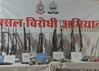 नक्सलियों के ठिकानों पर सुरक्षाबलों की कार्रवाई, हथियारों का डंप और 24 लाख नकद मिले