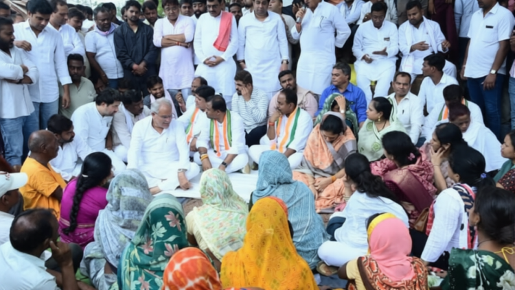 नकटी गांव पहुंचे भूपेश बघेल और दीपक बैज, बोले- गरीबों पर बुलडोजर चलाना अन्याय; मुआवजा और पुनर्वास की मांग