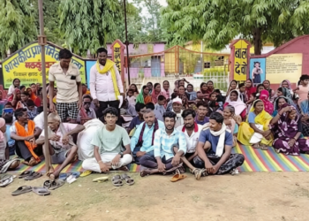 शिक्षक की कमी पर फूटा पालकों का गुस्सा, स्कूल में जड़ा ताला; प्रदर्शन के बाद मिली राहत