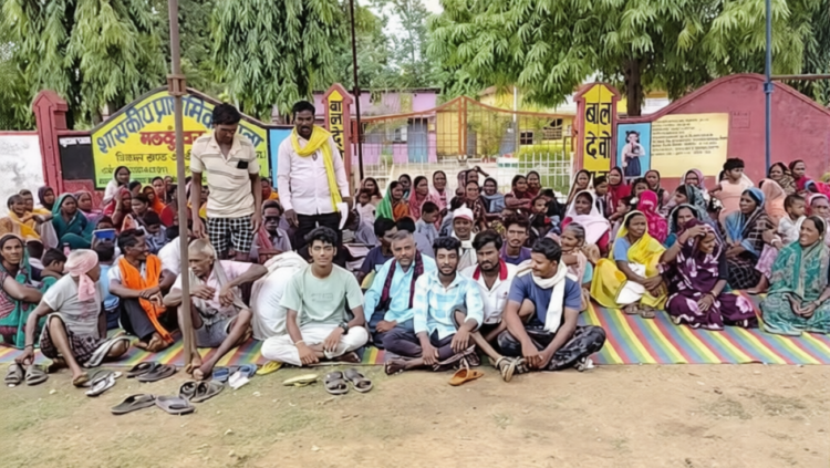 शिक्षक की कमी पर फूटा पालकों का गुस्सा, स्कूल में जड़ा ताला; प्रदर्शन के बाद मिली राहत