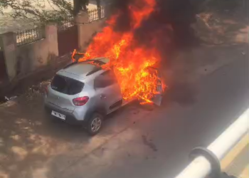 चलती कार बनी आग का गोला, समय रहते बाहर निकले तीन लोग