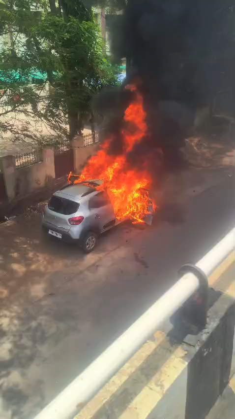 चलती कार बनी आग का गोला, समय रहते बाहर निकले तीन लोग