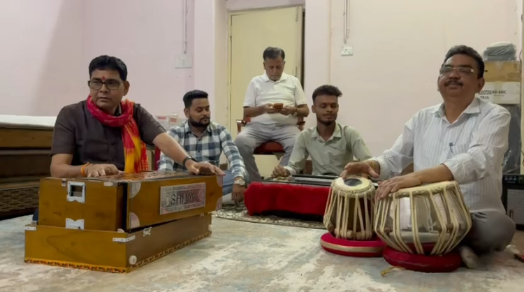 राजस्व मंत्री टंकराम वर्मा का छत्तीसगढ़ी अंदाज, दोस्तों संग गाया लोकगीत