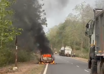 चलती कार बनी आग का गोला, शॉर्ट सर्किट की आशंका से मचा हड़कंप