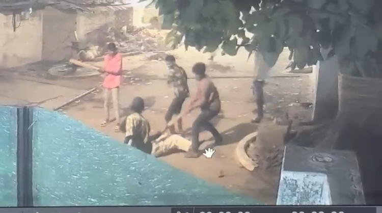 बीच सड़क गुंडागर्दी, दो युवकों पर जानलेवा हमला; 5 आरोपी गिरफ्तार