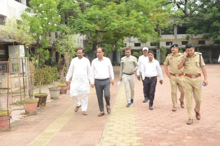कलेक्टर डॉ. गौरव सिंह ने नीट परीक्षा केंद्रों का किया निरीक्षण,पीएम श्री आत्मानंद, केंद्रीय विद्यालय एवं एनआईटी केंद्रों की व्यवस्थाओं का लिया जायजा
