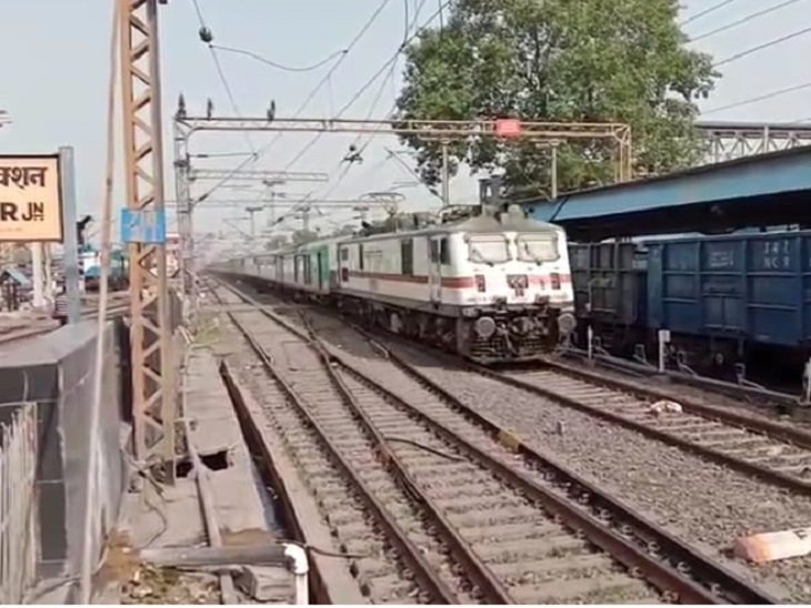 रायपुर मंडल के भाटापारा-हथबंध स्टेशनों के मध्य तीसरी लाइन सेक्शन में ऑटो सिग्नलिंग हेतु एनआई का कार्य किया जायेगा। इस कार्य के फलस्वरूप कुछ गाड़ियों का परिचालन प्रभावित