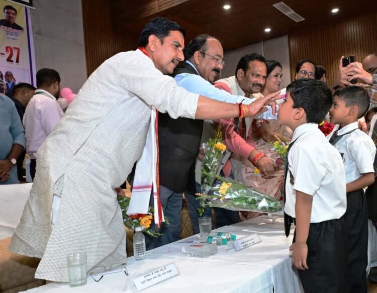 केंद्रीय राज्य मंत्री तोखन साहू और उप मुख्यमंत्री अरुण साव ने नवप्रवेशी बच्चों का तिलक लगाकर किया आत्मीय स्वागत, न्योता भोज में साथ में किया भोजन