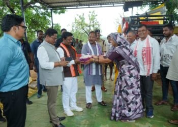 मांझीगुड़ा पहुंचे मंत्री रामविचार नेताम, कृषि यंत्र बैंक का किया निरीक्षण