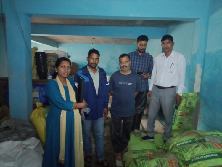 जशपुर में अवैध उर्वरक विक्रय पर प्रशासन की बड़ी कार्रवाई, बिना लाइसेंस और बिना पीओएस मशीन के उर्वरक बिक्री पर 79 बोरी उर्वरक जब्त