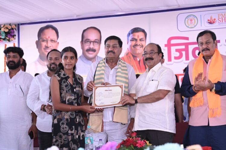 उप मुख्यमंत्री अरुण साव ने शाला प्रवेश उत्सव में बच्चों को तिलक लगाकर कराया शाला प्रवेश,कहा-“आप ही हैं भावी भारत का भावी भविष्य”