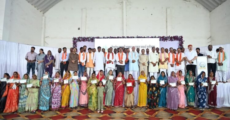 उप मुख्यमंत्री विजय शर्मा ने किसानों को वितरित किए शेयर प्रमाण पत्र,कहा-अंशधारी सदस्यता से किसानों की भागीदारी होगी और मजबूत