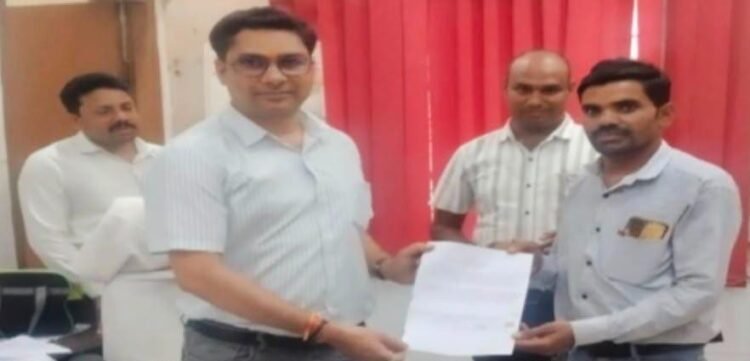डिजिटल क्रांति -सेवा सेतु से घर बैठे मिल रहा है प्रमाण पत्र, सेवा सेतु आम नागरिकों के लिए वरदान, धमतरी के सागर को मिला सीधा लाभ