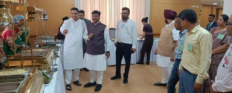 अबूझमाड़ का स्वाद पहुँचा विधानसभा- अरक चावल की महक से, दीदियों के हुनर ने जीता जनप्रतिनिधियों का दिल