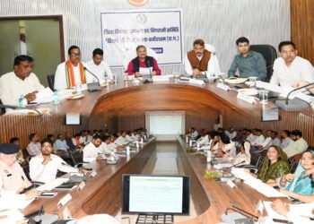 सांसद की अध्यक्षता में हुई दिशा समिति की बैठक, केंद्र सरकार की योजनाओं की हुई विस्तृत समीक्षा,कहा-शासन की योजनाओं का हो प्रभावी क्रियान्वयन, अंतिम व्यक्ति तक पहुंचे लाभ