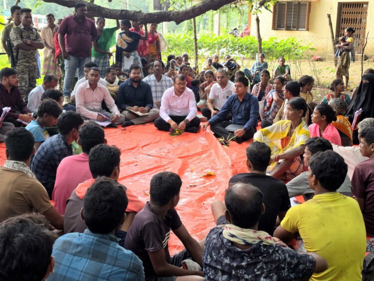दो नदियां पार कर ग्रामीणों के बीच पहुंचे कलेक्टर, जमीन पर बैठकर सुनीं समस्याएं, 3 दिन में बिजली और 45 दिन में वनाधिकार पट्टे का भरोसा