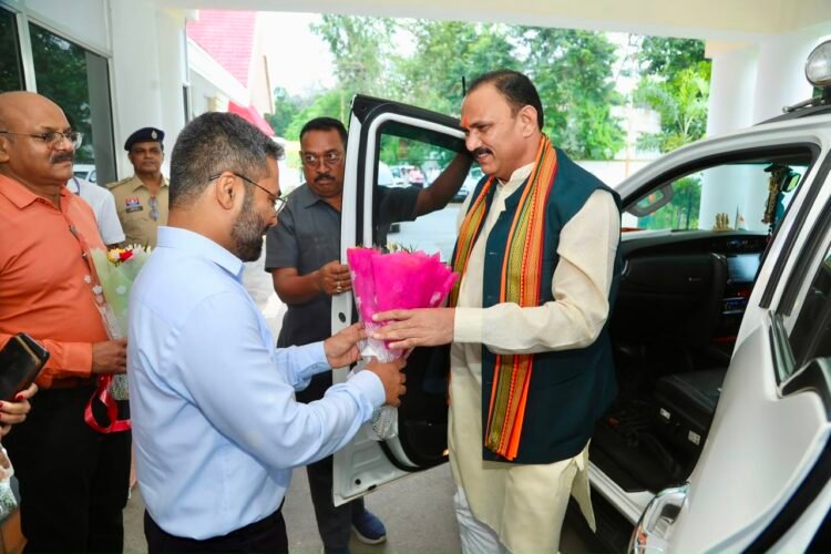 स्वास्थ्य मंत्री जायसवाल के कांकेर आगमन पर जनप्रतिनिधियों एवं कलेक्टर ने किया आत्मीय स्वागत