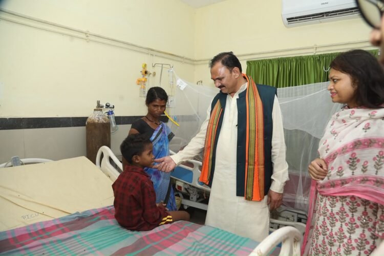 स्वास्थ्य मंत्री जायसवाल ने कांकेर जिला अस्पताल सहित विभिन्न स्वास्थ्य केन्द्रों का निरीक्षण, मरीजों व परिजनों से मुलाकात कर जाना हालचाल