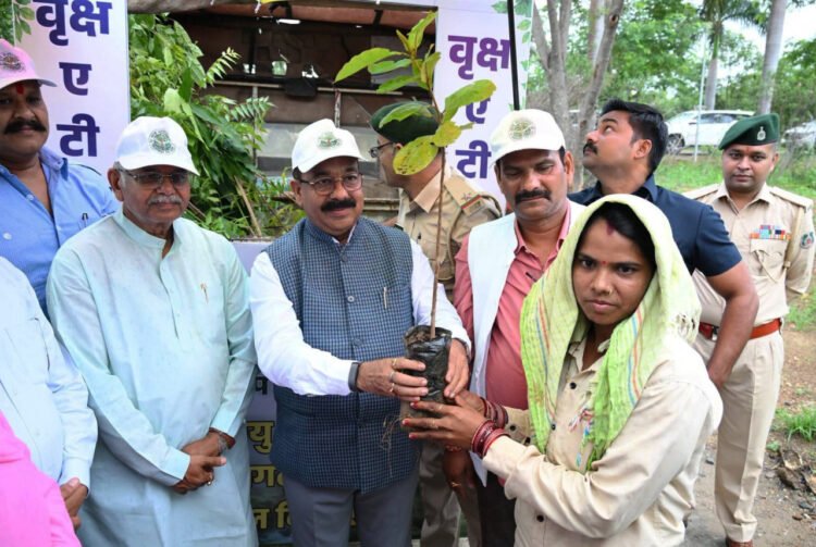 उप मुख्यमंत्री ने वन महोत्सव में पर्यावरण संरक्षण की दिलाई शपथ,कहा-धरती का श्रृंगार हैं वृक्ष, प्रत्येक व्यक्ति पौधरोपण का संकल्प ले