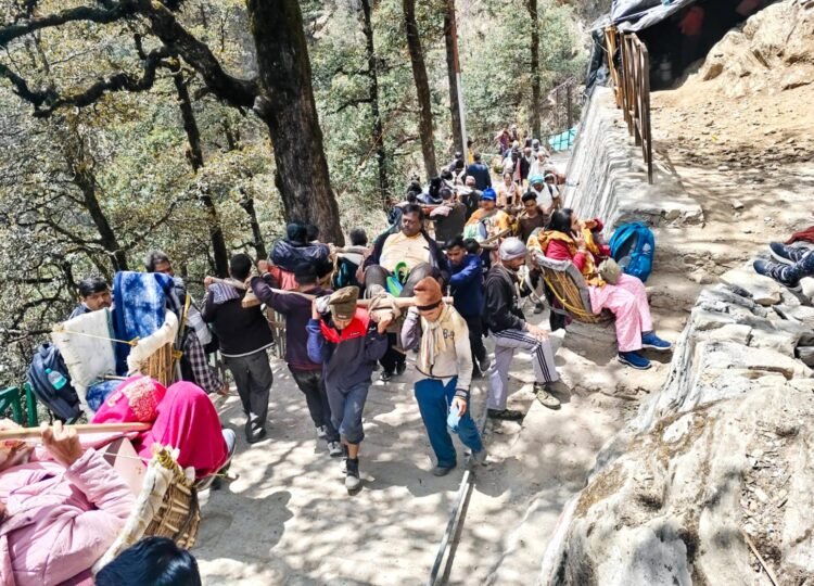 उत्तराखंड में 2 दिन स्थगन के बाद गुरुवार से फिर शुरू हुई चारधाम यात्रा