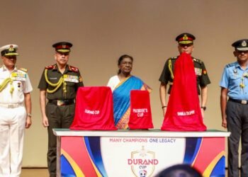 राष्ट्रपति द्रौपदी मुर्मु ने डूरंड कप 2026 ट्रॉफियों का किया अनावरण, फुटबॉल को बताया एकता का प्रतीक