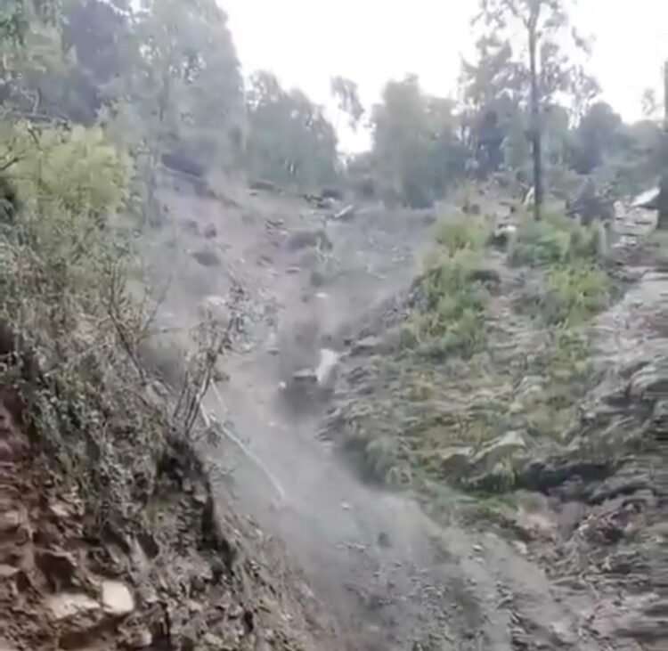 बारिश और भूस्खलन से चारधाम यात्रा पर रोक, यात्रियों की सुरक्षा के लिए प्रशासन अलर्ट