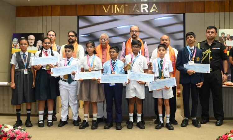 पीएसवाय राष्ट्रीय उत्कृष्टता सम्मान समारोह में मेधावी विद्यार्थियों का सम्मान,राज्यपाल डेका ने कहा-मोबाइल और डिजिटल एडिक्शन से बचें, मानव बुद्धि ही सर्वोच्च है