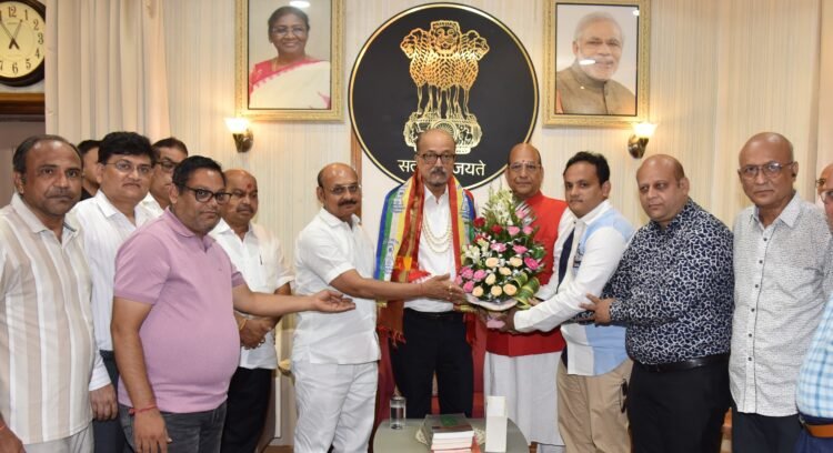 राज्यपाल डेका से सर्वोदय शांति पदयात्रा के संतों ने की सौजन्य भेंट