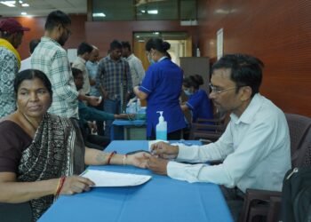 वी केयर सुपर स्पेशलिटी हॉस्पिटल का आयकर विभाग रायपुर में निःशुल्क स्वास्थ्य जांच शिविर संपन्न