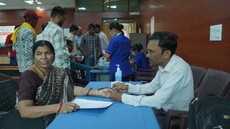 वी केयर सुपर स्पेशलिटी हॉस्पिटल का आयकर विभाग रायपुर में निःशुल्क स्वास्थ्य जांच शिविर संपन्न