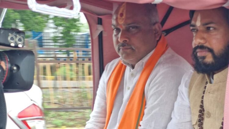 मानसून सत्र के पहले दिन पिंक ई-रिक्शा से विधानसभा पहुंचे मंत्री और विधायक