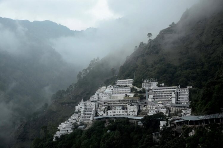 भारी बारिश के चलते लगातार दूसरे दिन भी बंद रही माता वैष्णो देवी यात्रा