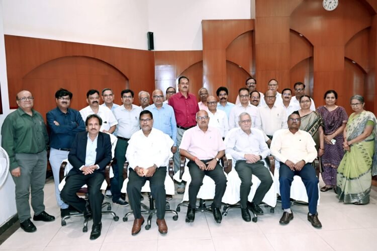 पॉवर कंपनी से ईडी जे.एस.नेताम एवं सुरेश कुमार चक्रवर्ती की भावभीनी विदाई, सेवा भवन में प्रबंध निदेशकों ने किया सम्मानित