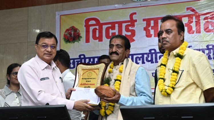 मंत्रालय के तीन अधिकारी-कर्मचारियों को सम्मानपूर्ण विदाई, श्रम मंत्री लखन लाल देवांगन ने शॉल, श्रीफल एवं स्मृति चिन्ह भेंट कर दी शुभकामनाएं