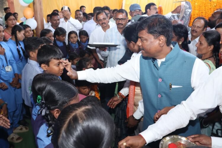 भानपुरी में हर्षोल्लास के साथ मनाया गया शाला प्रवेश उत्सव, वन मंत्री केदार कश्यप और सांसद महेश कश्यप ने नवप्रवेशी बच्चों का किया आत्मीय स्वागत, नए स्कूल भवन का किया लोकार्पण