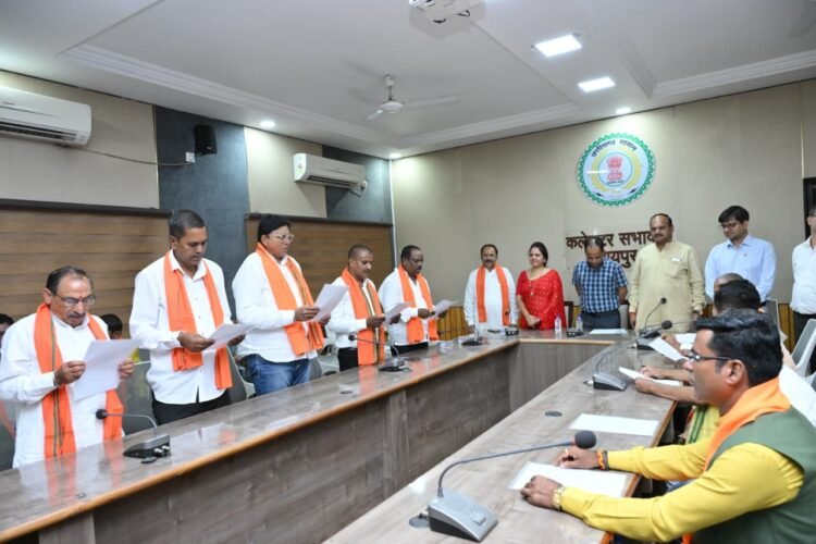 रायपुर नगर निगम के 11 नामांकित एल्डरमेन ने ली पद एवं गोपनीयता की शपथ, कलेक्टर ने दिलाई शपथ