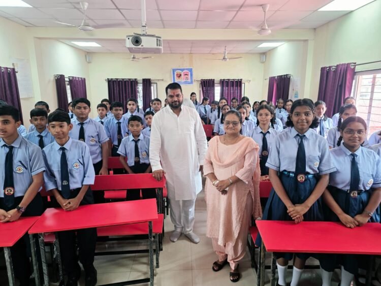 नेता प्रतिपक्ष आकाश तिवारी ने पार्षद निधि से स्कूल को दिए 6 लाख के फर्नीचर, नए सत्र में बच्चों को मिली बड़ी सौगात