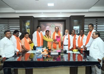 रायपुर निगम के नव मनोनीत एल्डरमैनों का सभापति सूर्यकांत राठौड़ ने किया स्वागत, नगर निगम अधिनियम की पुस्तक भेंट की
