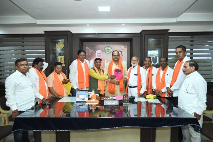 रायपुर निगम के नव मनोनीत एल्डरमैनों का सभापति सूर्यकांत राठौड़ ने किया स्वागत, नगर निगम अधिनियम की पुस्तक भेंट की