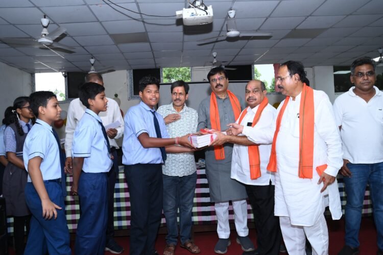शिक्षा के महापर्व में विधायक पुरन्दर मिश्रा का प्रेरणादायी संदेश: “कलम की ताकत से ही बनेगा आत्मनिर्भर और विकसित भारत”