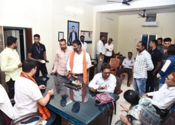 विधायक अनुज शर्मा ने खरोरा कार्यालय में लगाया ‘जनदर्शन’, लोगों से सीधा संवाद कर मौके पर किया समस्याओं का समाधान