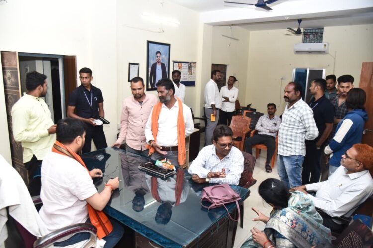 विधायक अनुज शर्मा ने खरोरा कार्यालय में लगाया ‘जनदर्शन’, लोगों से सीधा संवाद कर मौके पर किया समस्याओं का समाधान