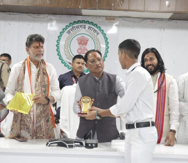 मुख्यमंत्री साय ने मेधावी विद्यार्थियों का किया सम्मान,कहा-समर्पण, अनुशासन और निरंतर परिश्रम से हर लक्ष्य हासिल किया जा सकता है