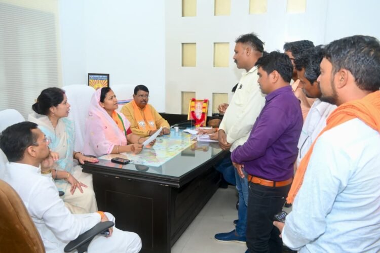 ‘सहयोग केंद्र’ में मंत्री लक्ष्मी रजवाड़े ने किया कार्यकर्ताओं के आवेदनों का निराकरण